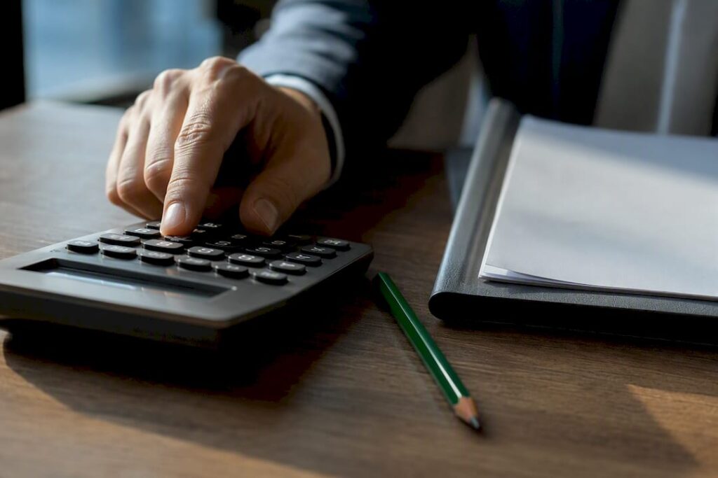 Evaluación financiera junto a contrato legal