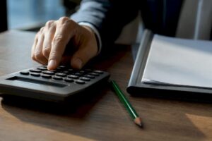 Evaluación financiera junto a contrato legal