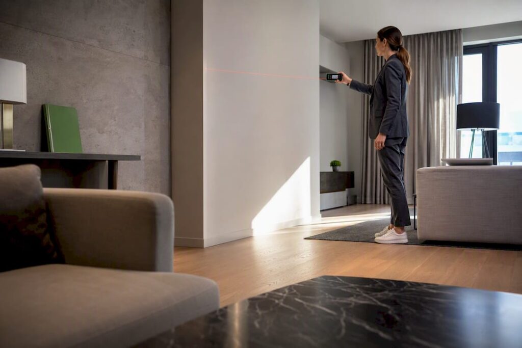 Perito evaluando una vivienda para préstamo hipotecario