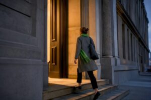 Persona entrando en un edificio institucional