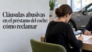 Cliente revisa las alternativas de financiación para un auto
